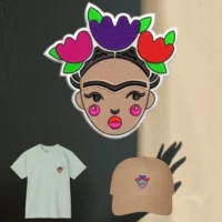 Fille Face avec des fleurs entendre le groupe